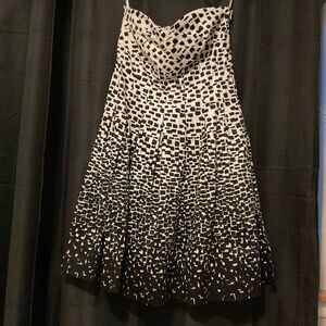 Fun and daring black & white abstract print strapless A-line flare dress
